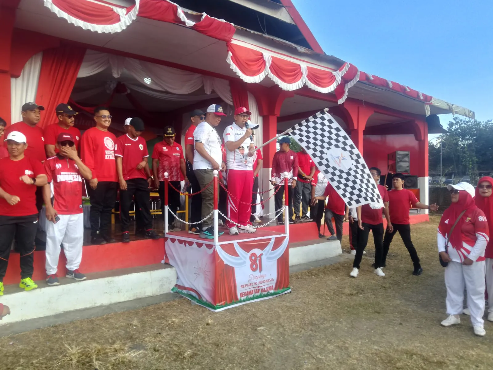 GERAK JALAN SANTAI SATUKAN SEMANGAT KEMERDEKAAN DI KAJUARA