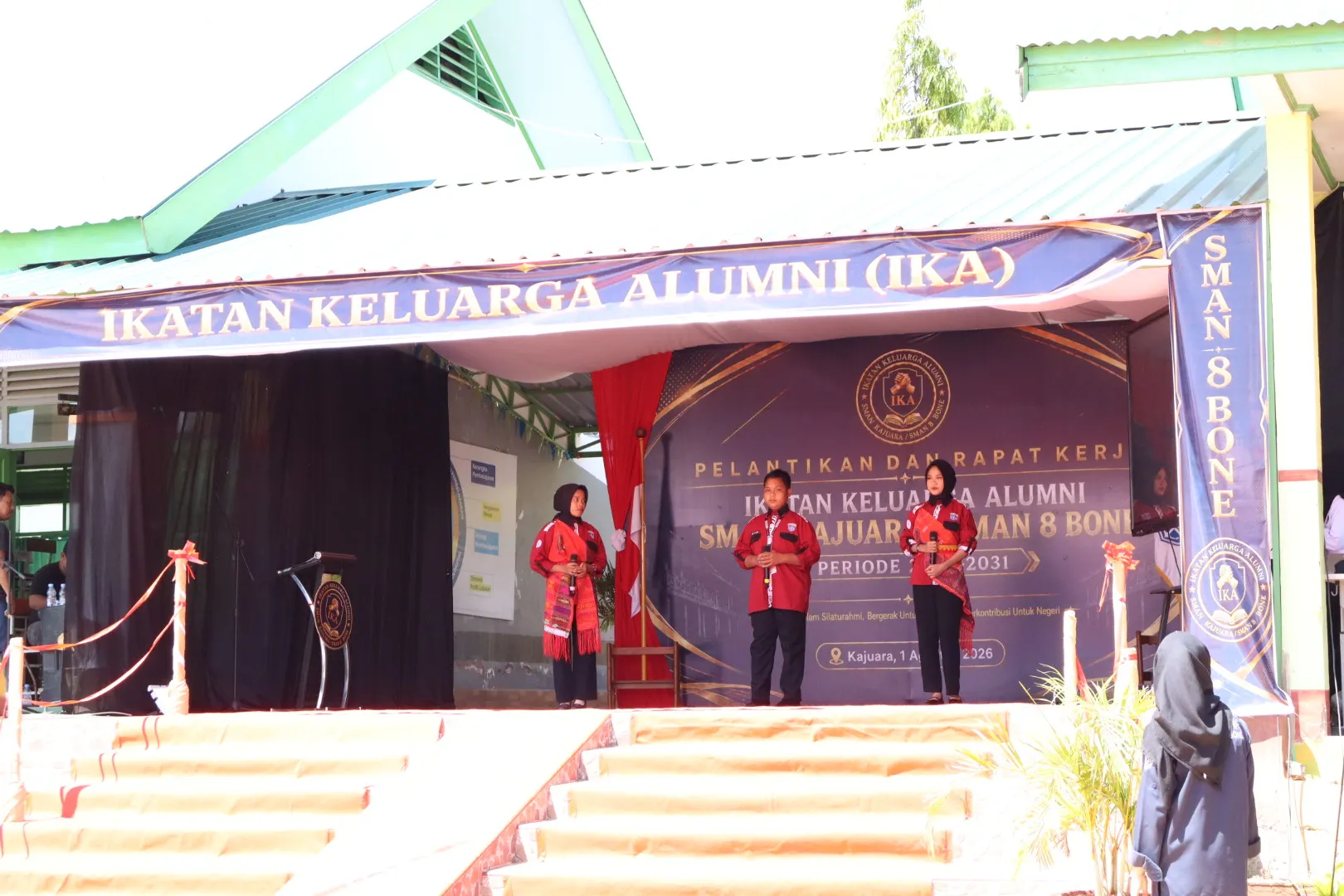 Pertunjukan Siswa/Siswi SMAN 8 Bone di acara Pelantikan IKA