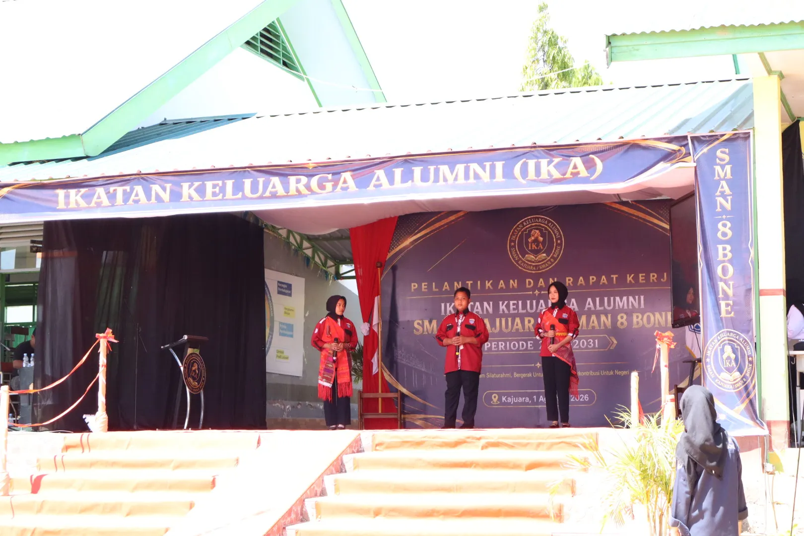 Pertunjukan Siswa/Siswi SMAN 8 Bone di acara Pelantikan IKA