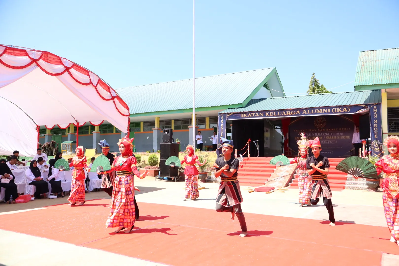 Pertunjukan Siswa/Siswi SMAN 8 Bone di acara Pelantikan IKA