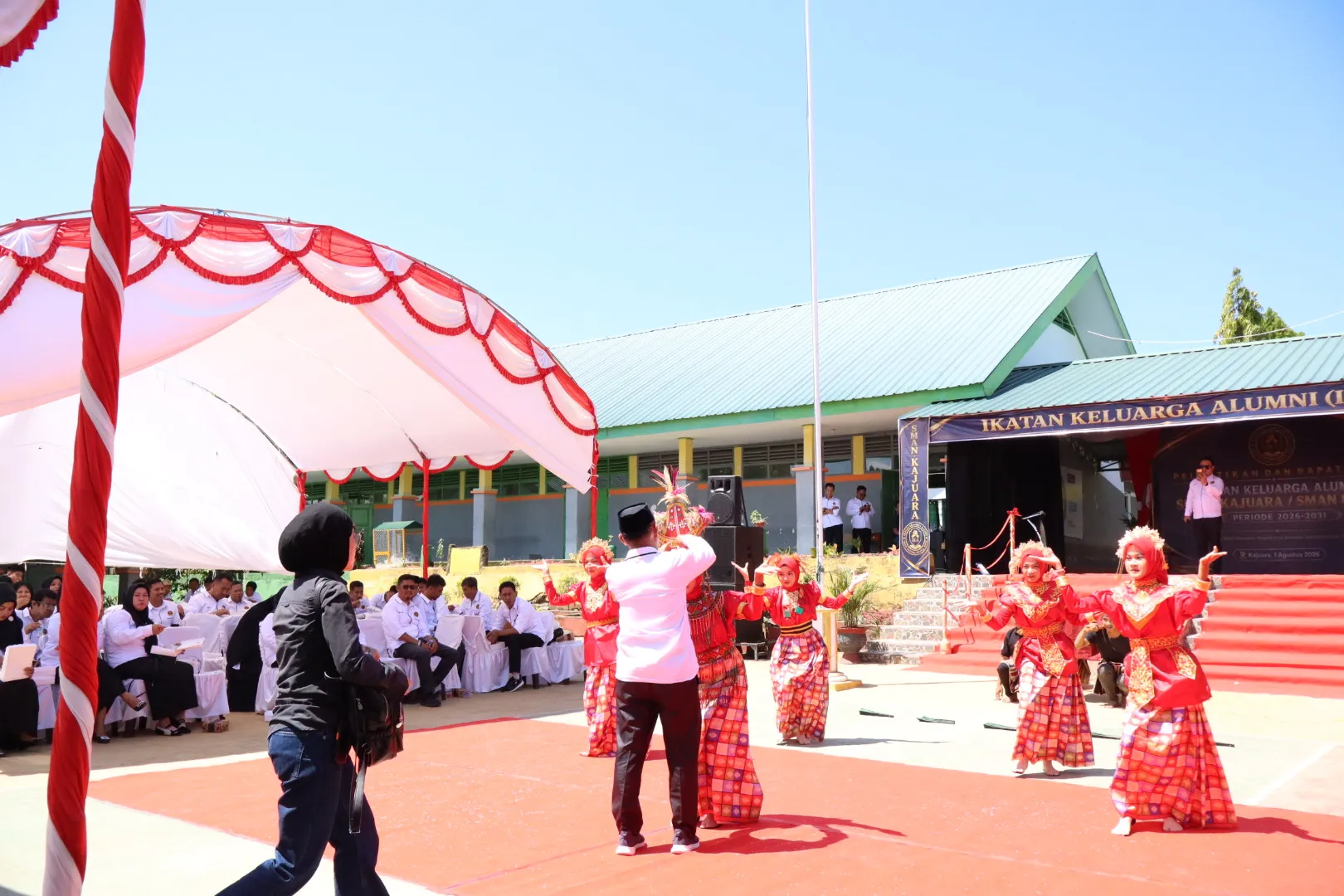 Pertunjukan Siswa/Siswi SMAN 8 Bone di acara Pelantikan IKA