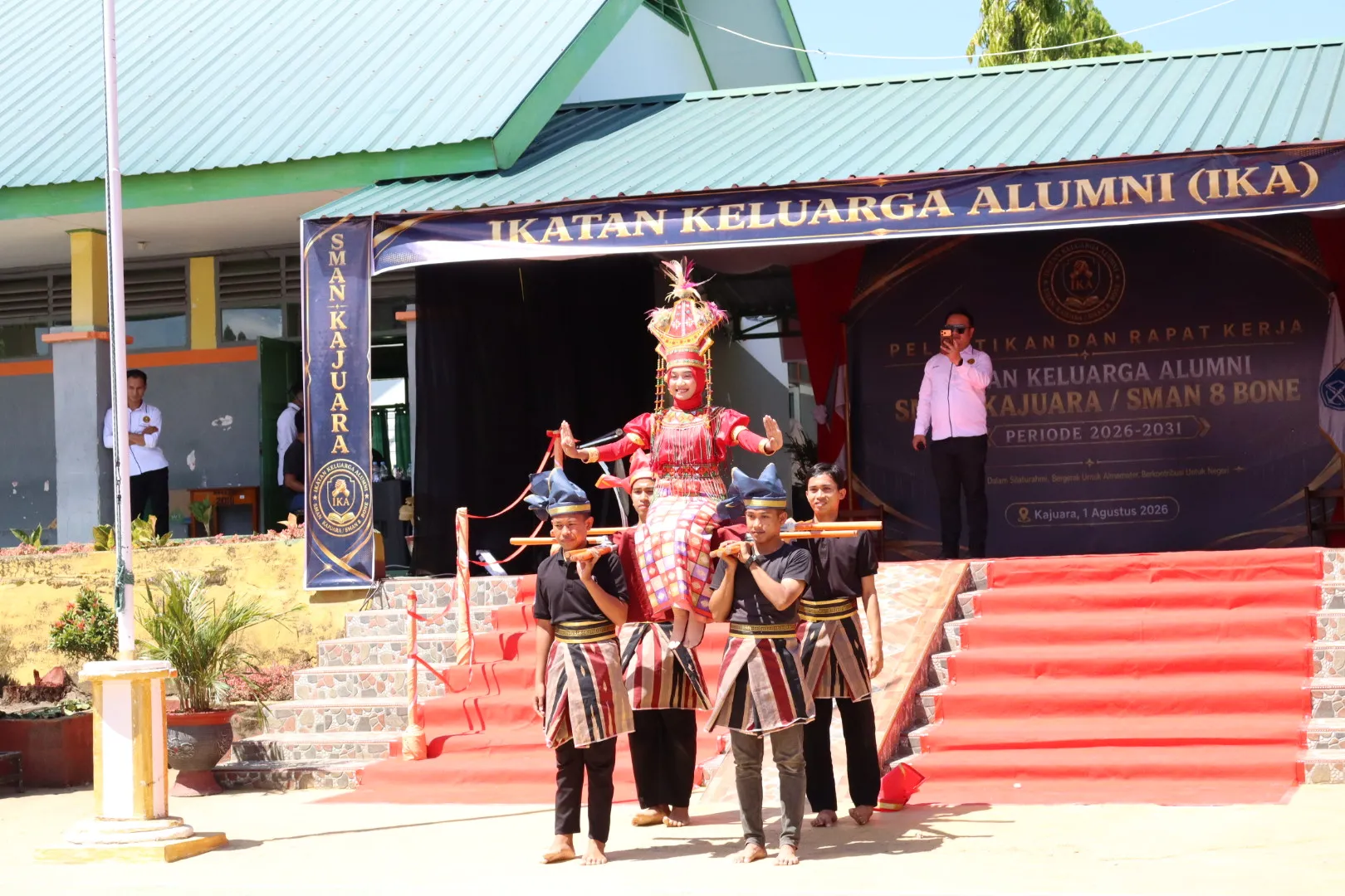 Pertunjukan Siswa/Siswi SMAN 8 Bone di acara Pelantikan IKA